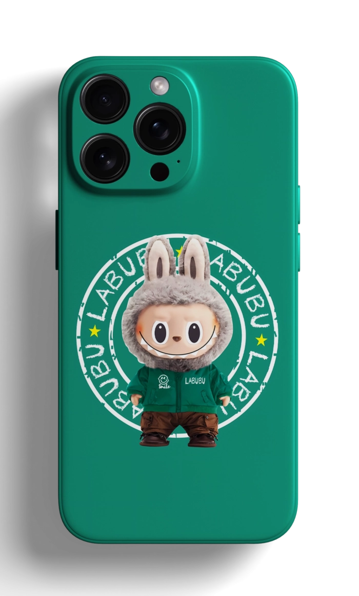 Coque iPhone - Design Vert avec Labubu en Vêtement de Sport et Détails Colorés – Image 1